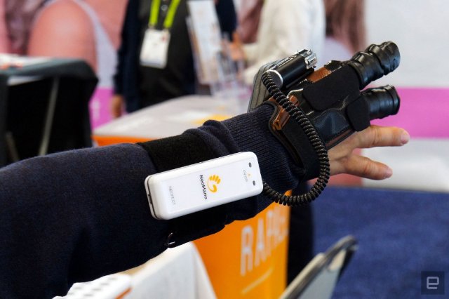 Neofect представила на CES 2019 роботизированную перчатку NeoMano для помощи людям с параличом рук