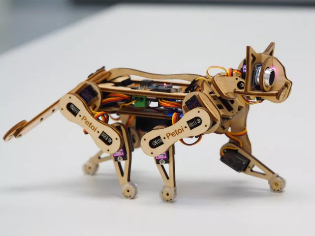 Сборного робота-кота от компании Petoi можно учить трюкам
