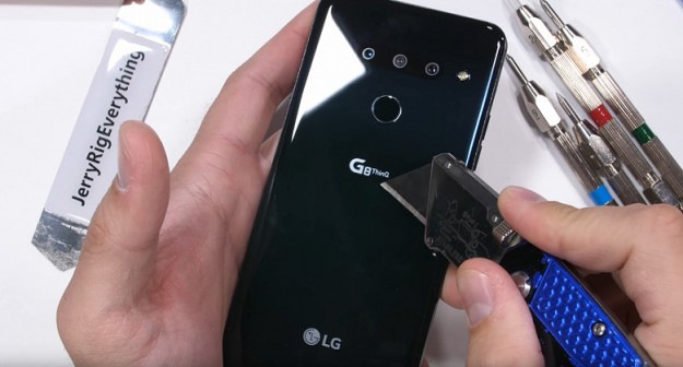 Крепкий орешек. Испытания блогера JerryRigEverything показали, что смартфон LG G8 имеет отличный запас прочности