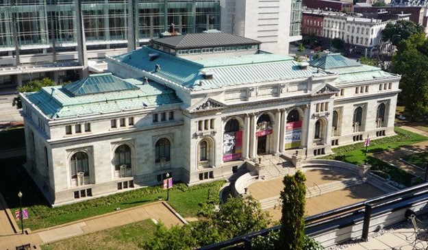 Apple потратила более 30 млн долларов на реставрацию библиотеки Карнеги, чтобы открыть в ней новый фирменный магазин
