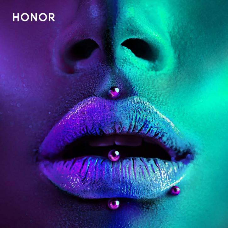 Honor 20 и коробка от него на официальном видео