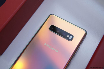 Уникальная расцветка Samsung Galaxy S10+ на живых фото