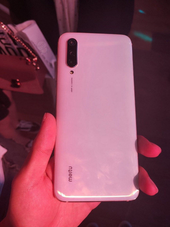 Xiaomi CC9 Meitu Custom Edition засветился на живом фото