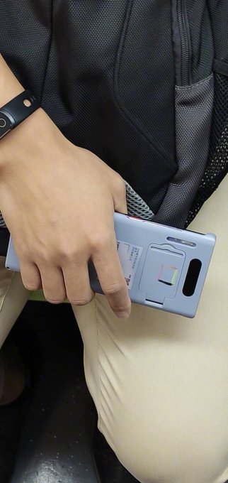 Живые фото Huawei Mate 30 Pro: скругленный экран и ксеноновая вспышка?