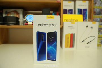 Распаковка неанонсированного Realme X2 Pro в синем цвете на фото