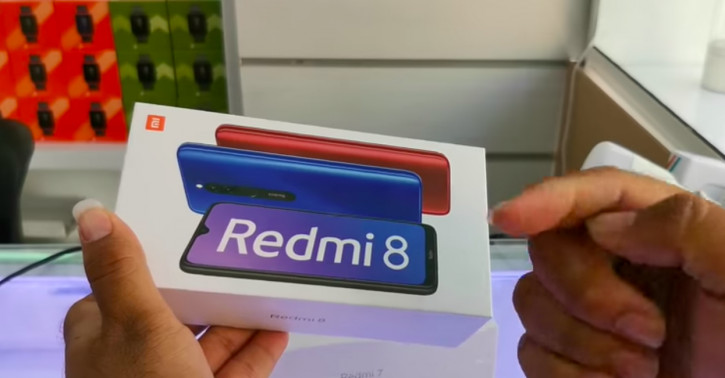 Распаковка неанонсированного Redmi 8 на видео