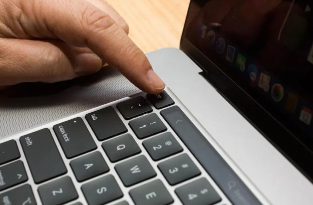 Apple оправдала отсутствие новых разъемов в MacBook