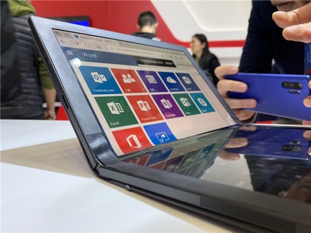 Фото дня: ноутбук Lenovo ThinkPad X1 с гибким экраном на «живых» снимках