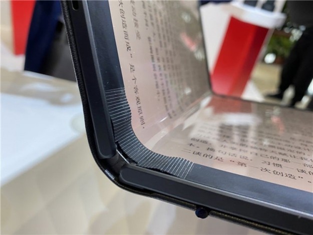Фото дня: ноутбук Lenovo ThinkPad X1 с гибким экраном на «живых» снимках