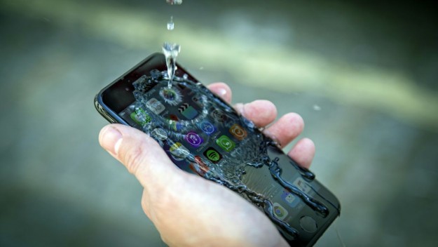 Полезно от Allphone.kz: Можно ли починить iPhone 7 после попадания влаги?!