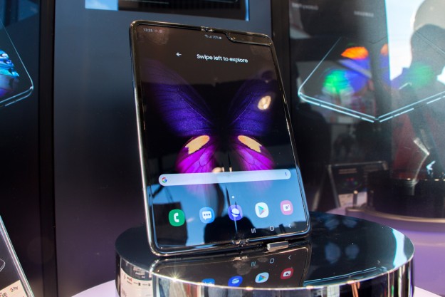 Samsung представила в Украине смартфон с гибким экраном - Galaxy Fold. Цена, дата старта продаж, первое впечатление!