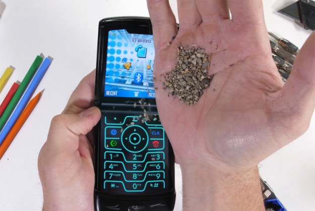 Видео: складной смартфон Motorola Razr проверили на выживаемость в пыли и под давлением