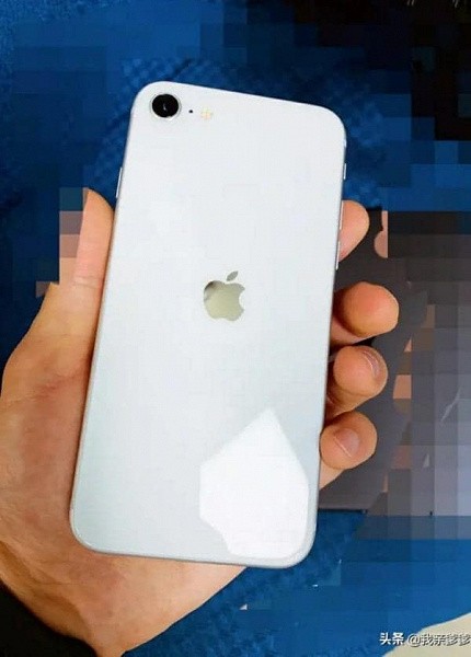 Ожидаемый миллионами iPhone 9 (iPhone SE 2) позирует на фото