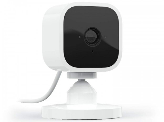 Компактная камера наблюдения Amazon Blink Mini стоит 