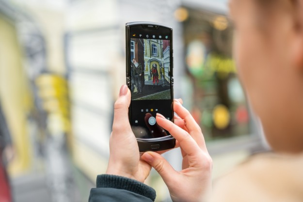 Возвращение легенды: В Украине начался предзаказ на смартфон с гибким экраном motorola razr