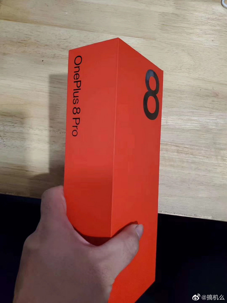 OnePlus 8 Pro: красивая коробка в фирменном стиле на фото