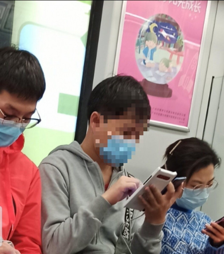 Meizu 17 прокатился в китайском метро (фото)