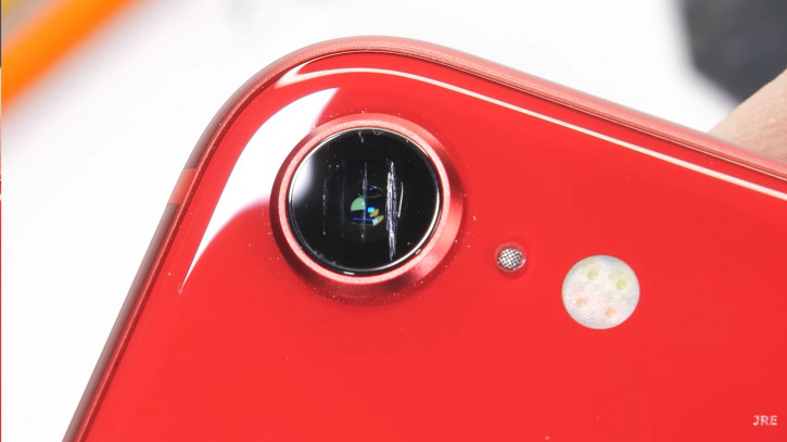 Распаковка и первые тесты красного iPhone SE 2020 (видео)