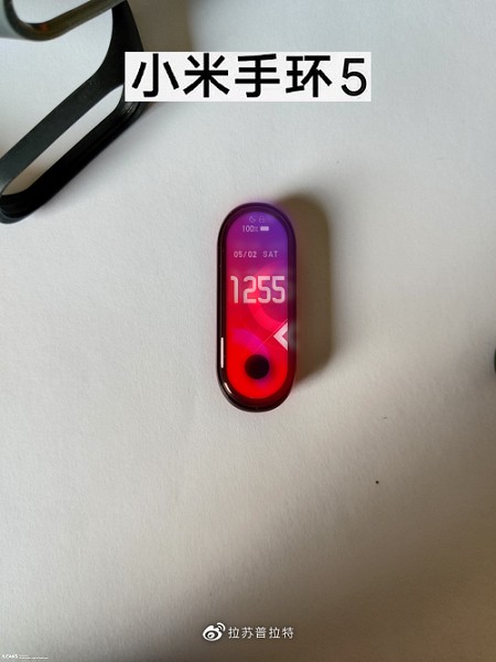 Потенциальный умный браслет Xiaomi Mi Band 5 на живых снимках во всей красе