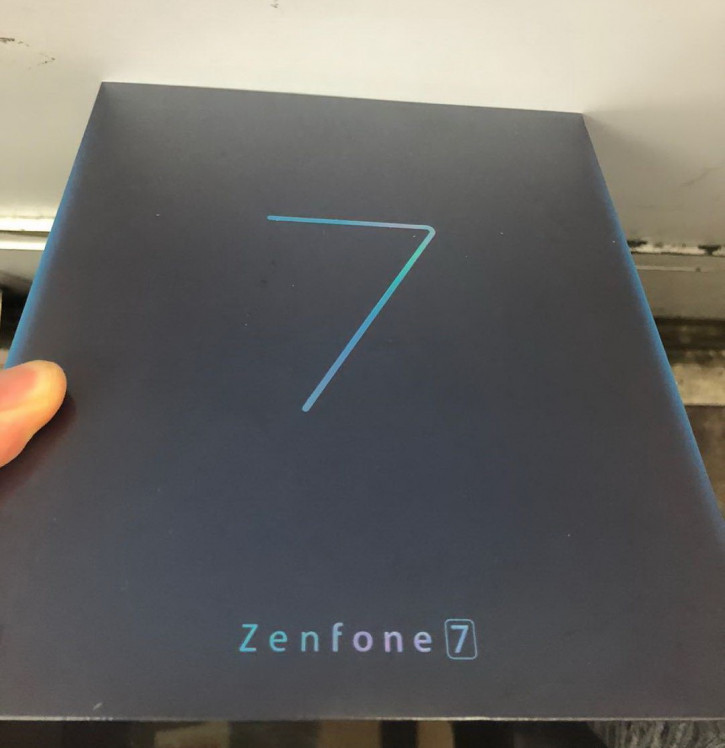 ASUS Zenfone 7 на живых фото до анонса: три камеры и без сканера сзади