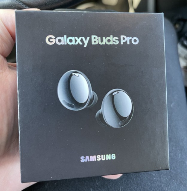 Распаковка неанонсированных Samsung Galaxy Buds Pro на фото