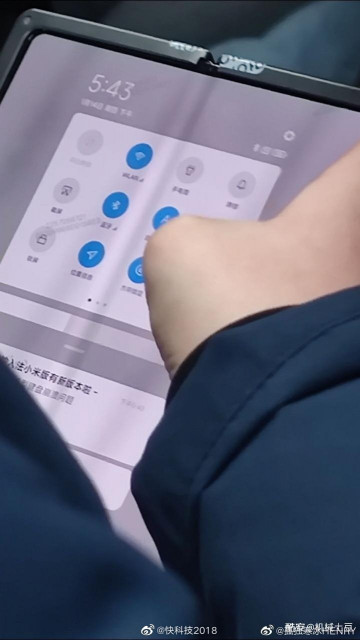Складной смартфон Xiaomi засветился в китайском метро?