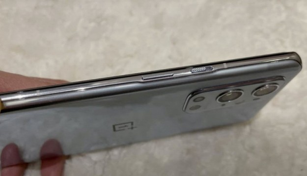 OnePlus 9 Pro позирует на живых фото