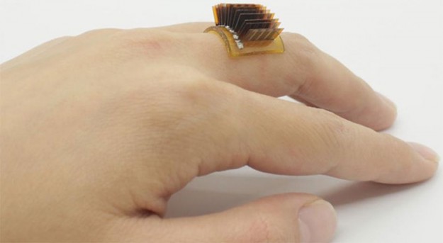 Ученые создали устройство, которое позволяет заряжать носимую электронику от тепла человеческого тела