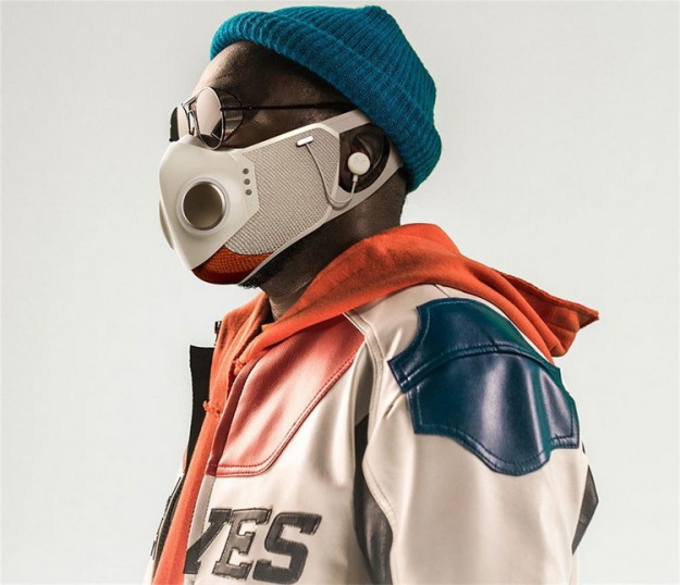 Рэпер Will.i.am представил защитную маску за $299 с подсветкой, сменными фильтрами и беспроводными наушниками