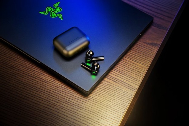 Razer представила геймерские беспроводные наушники-вкладыши Hammerhead True Wireless X с подсветкой