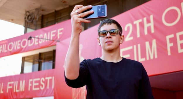 Xiaomi представила коллаборацию с украинским режиссером Антонио Лукичем – автором комедии  «Мои мысли тихие»