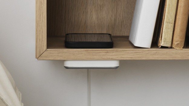 Беспроводная зарядная панель IKEA Sjomarke  заряжает смартфон через стол