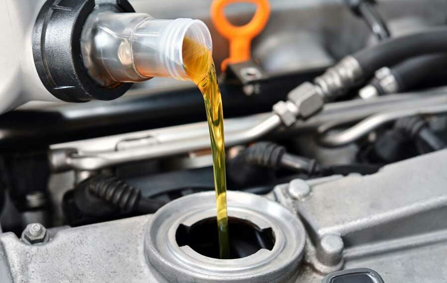 Какое масло следует заливать в двигатель?